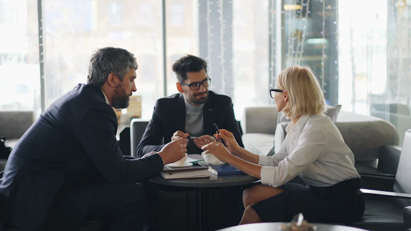 Sócios conversando em reunião de negócios