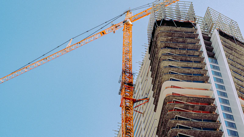 Guindaste ao lado de edifício residencial em construção