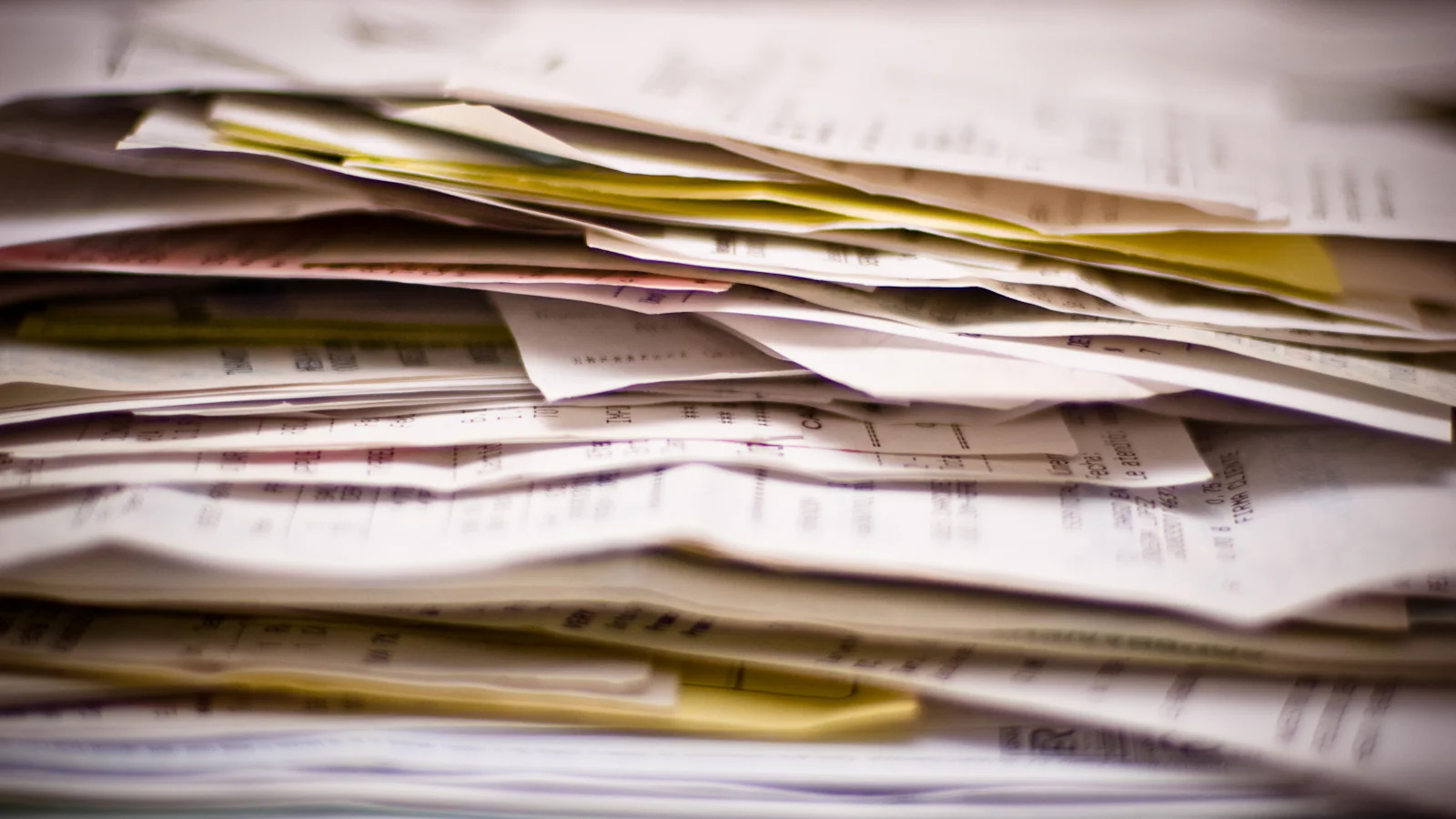 Pilha de papéis e documentos acumulados