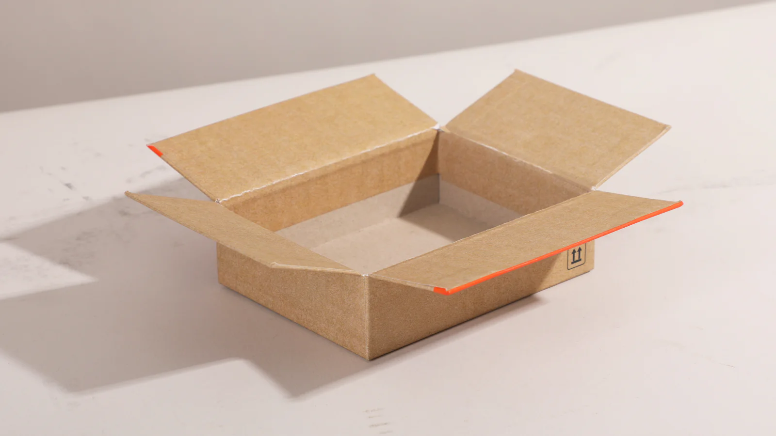 Caixa de papelão aberta sobre uma mesa clara