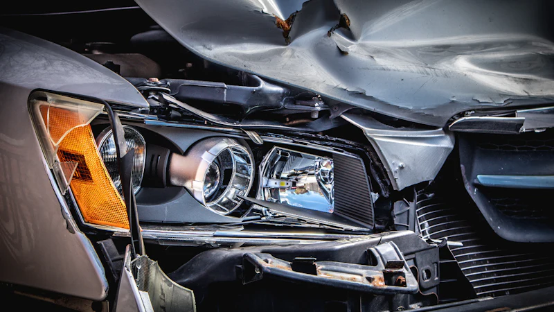 Frente de carro danificada após colisão